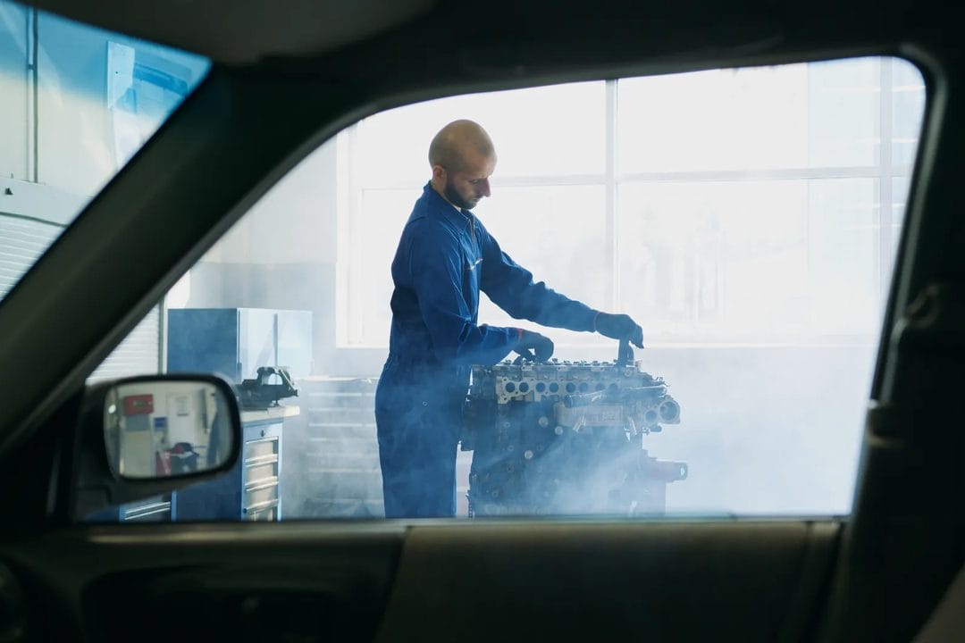Přehřátý motor a slabá klimatizace v srpnovém vedru: jak poznat problém dřív, než skončíte na krajnici