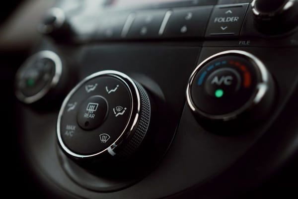 Klimatizace v autě naplno: kdy chladí draho a kdy zbytečně topíte pod kapotou