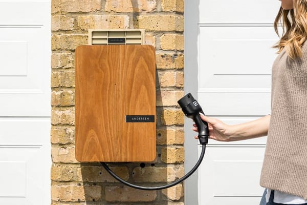 Nabíjení elektromobilu doma: wallbox versus běžná zásuvka