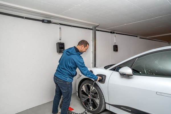 Plug-in hybrid: má smysl, když nemáte kde nabíjet?