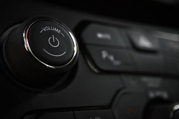 Adaptivní tempomat: pomáhá, nebo uspává řidiče?
