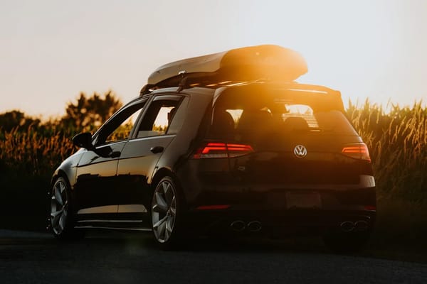 Box na střechu a nosič kol: jak bezpečně naložit auto na cestu k moři