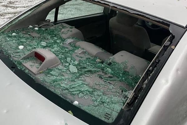 Kroupy ničí auta po celém Česku: jak vůz ochránit a jak postupovat s pojišťovnou