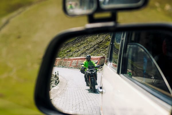 Motorkáři v mrtvém úhlu: co dělat jinak, když v létě řídíte auto