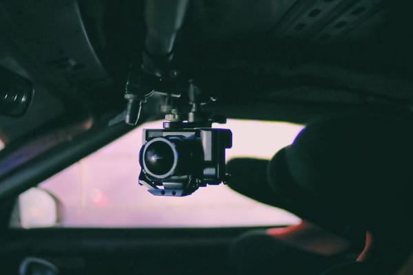 Autokamera v roce 2026: co legálně smí natáčet a jak vybrat tu správnou
