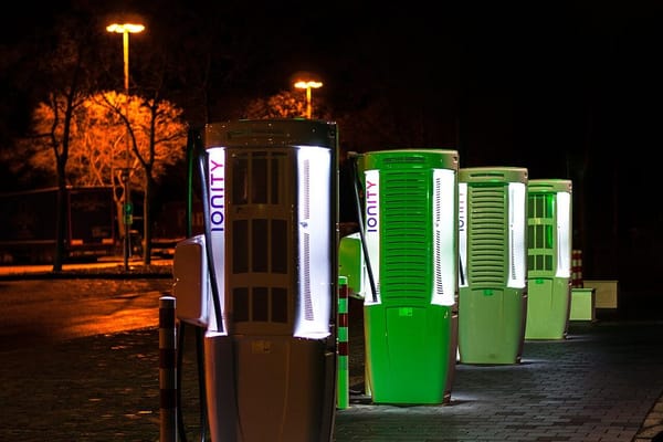 Nabíjecí stanice pro elektromobily v Česku: kam se síť letos rozrůstá a kolik reálně zaplatíte
